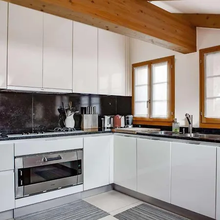Шале Saanen Serenity Spacious 4 Bed, 5 Bath Chalet *